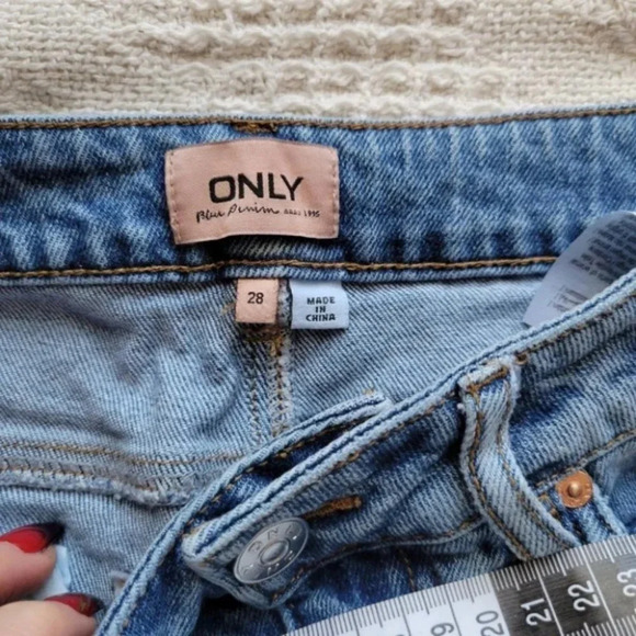 Only Straight Legged Patched Jeans - Picture 4 of 9